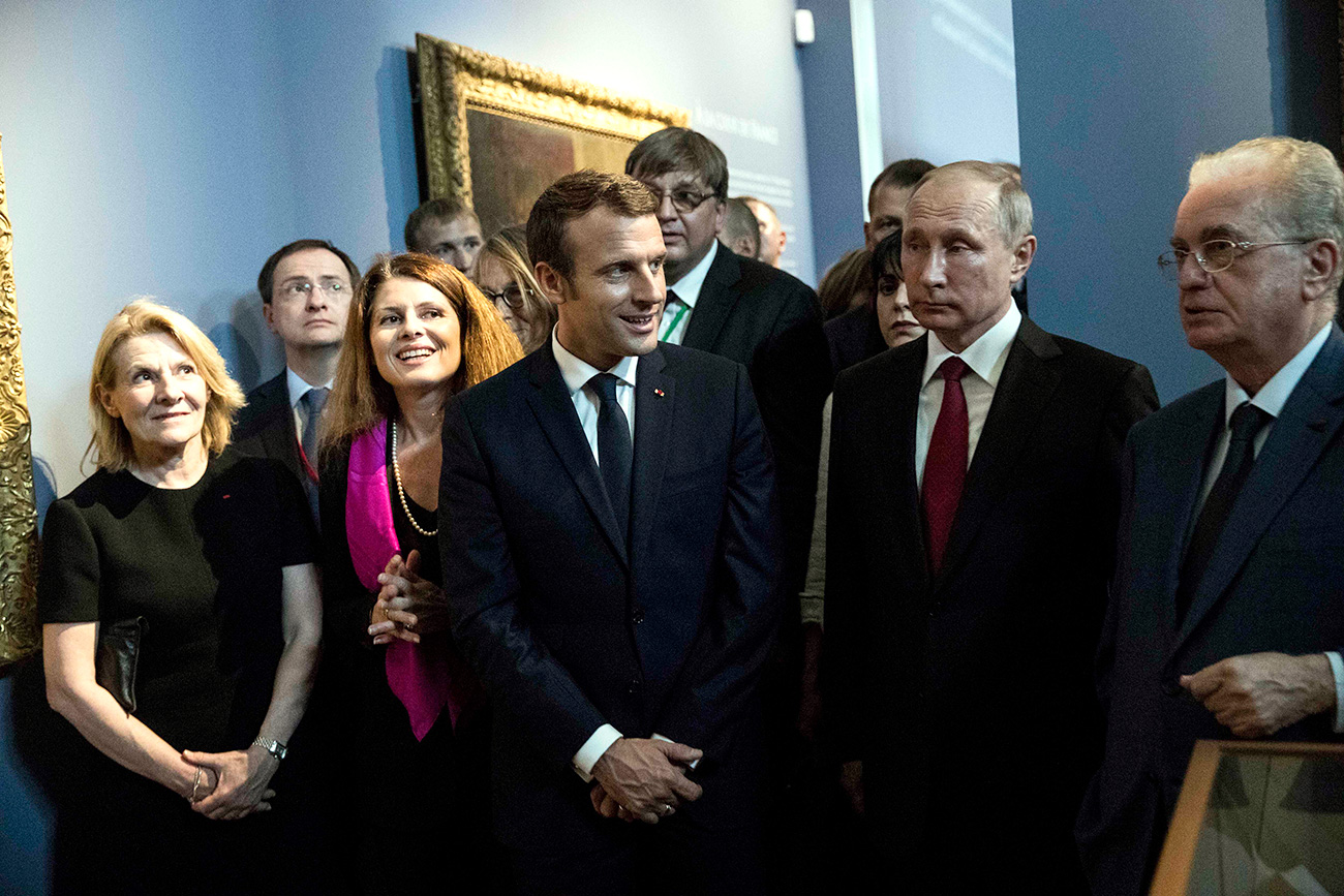 Nach den Verhandlungen in Versailles besuchten Wladimir Putin und Emmanuel Macron eine Ausstellung über Peter den Großen. / Reuters