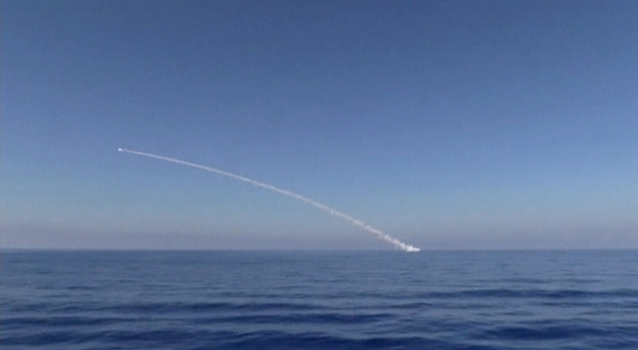 Кадър от видео, предоставено от Министерството на отбраната на Русия на 31 май 2017 г. Изстрелване на ракета от подводница. / Reuters