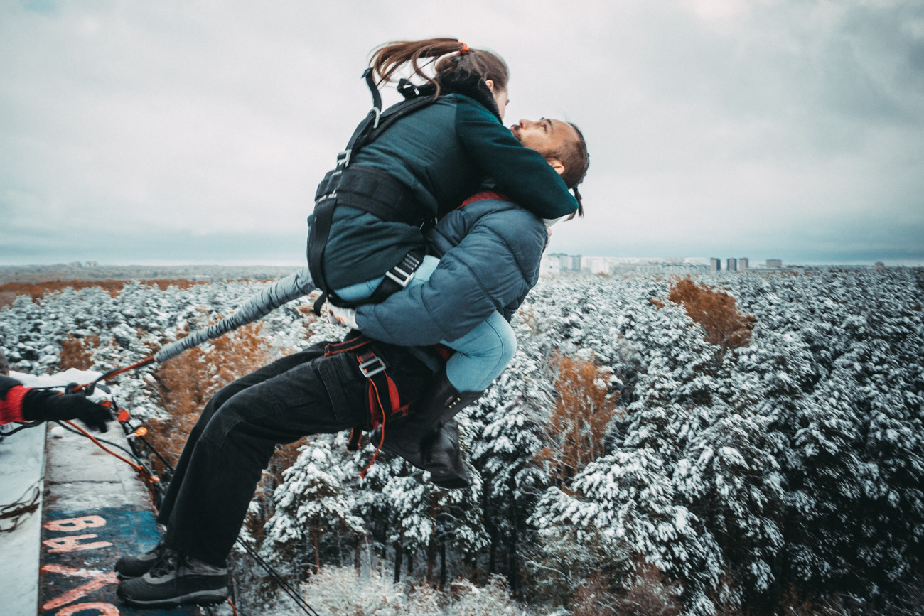 Some rope jumpers also jump in winter. Some do it in pairs as well. / Zemlya pryzhkov team