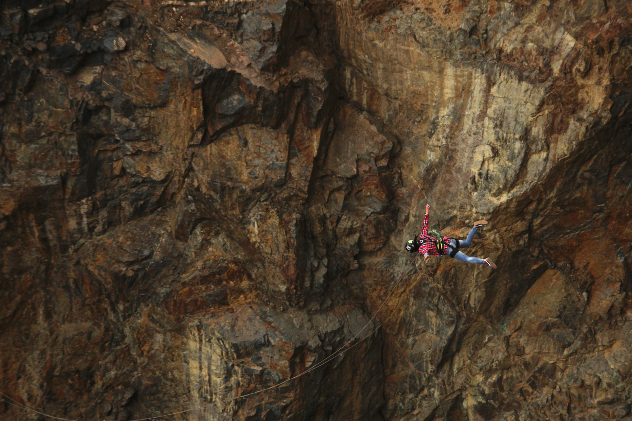 Rope jumpers often go on expeditions to places like Caucasus where they can jump from rocks. / Zemlya pryzhkov team