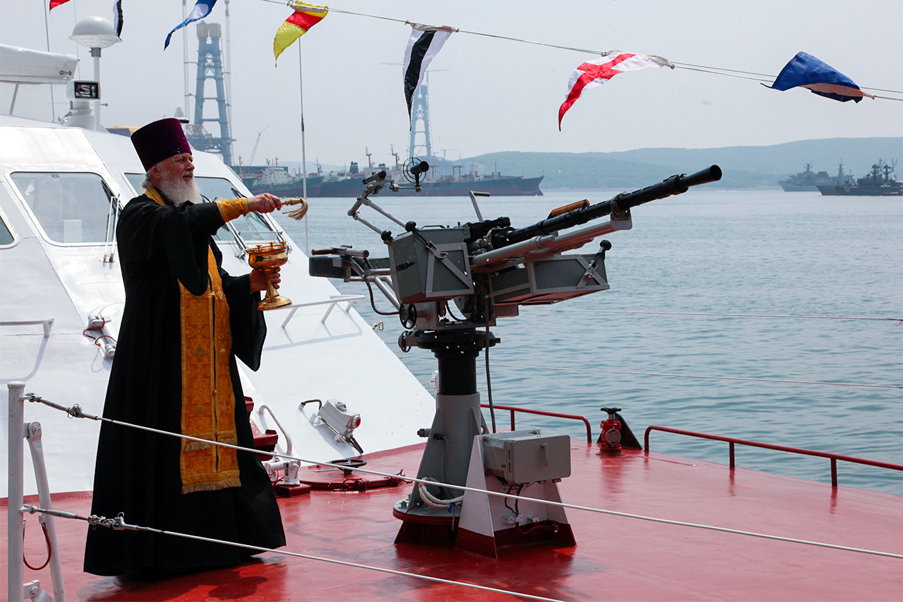 Padre abençoa novo barco da guarda costeira do Serviço Federal de Segurança, da Agência da Guarda de Fronteiras russa (Foto: Vitáli Ankov/RIA Nôvosti)