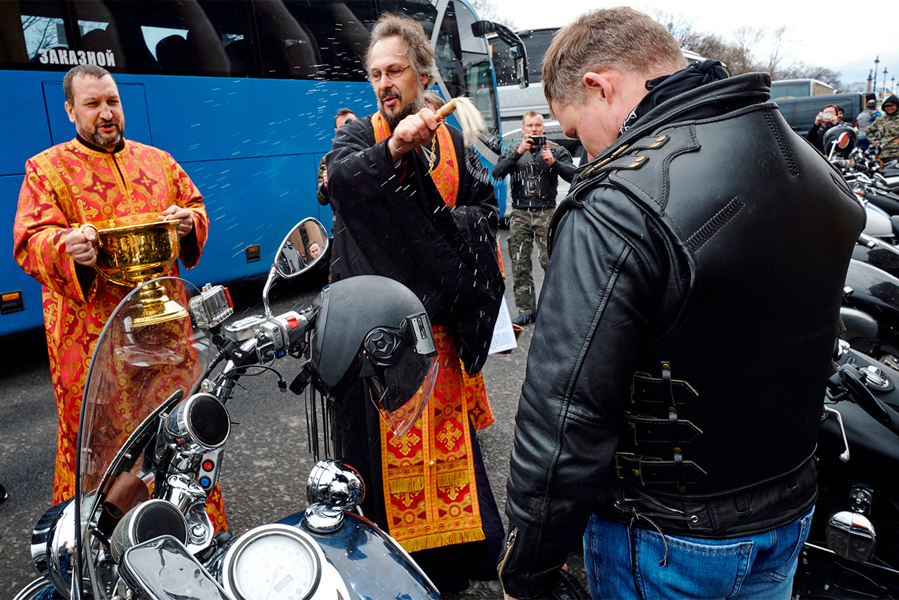 Os motociclistas dos Lobos da Noite realizaram cerimônia de santificação perto da Catedral de Santo Isaac, em São Petersburgo (Foto: Aleksêi Danitchev/RIA Nôvosti)