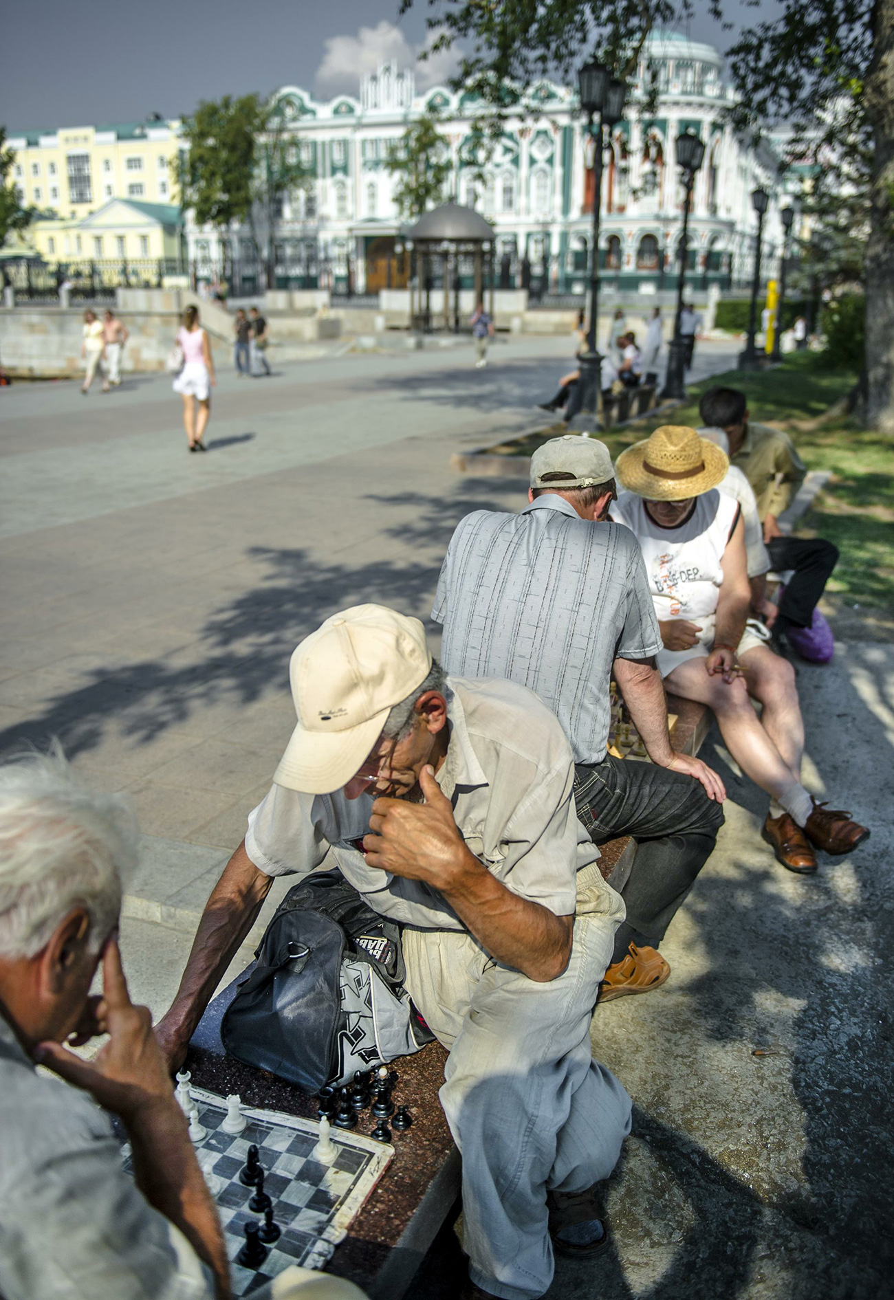 Upokojenci igrajo &scaron;ah v bližini Guvernerjeve palače, Jekaterinburg.\n