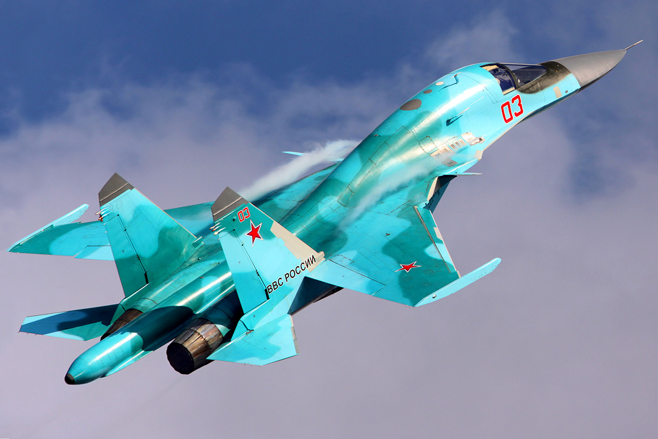 Su-34 das Forças Aeroespaciais da Rússia realizando acrobacias. / Foto:  Artiôm Anikeev/Global Look Press