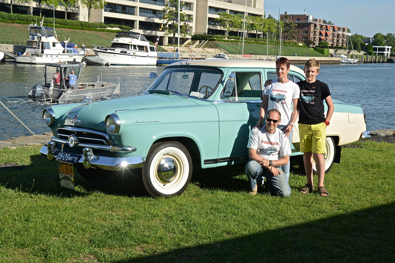 Dmítri Chvetsov e filhos em frente a seu Volga М21V 1957 (Foto: Arquivo pessoal)