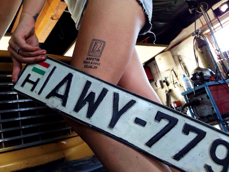 Data e modelo do Lada de Dorka estão tatuados em sua perna (Foto: Arquivo pessoal)