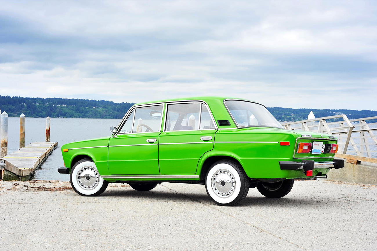 Roman e seu Lada VAZ 2106 verde (Foto: Envio Photography and Art)