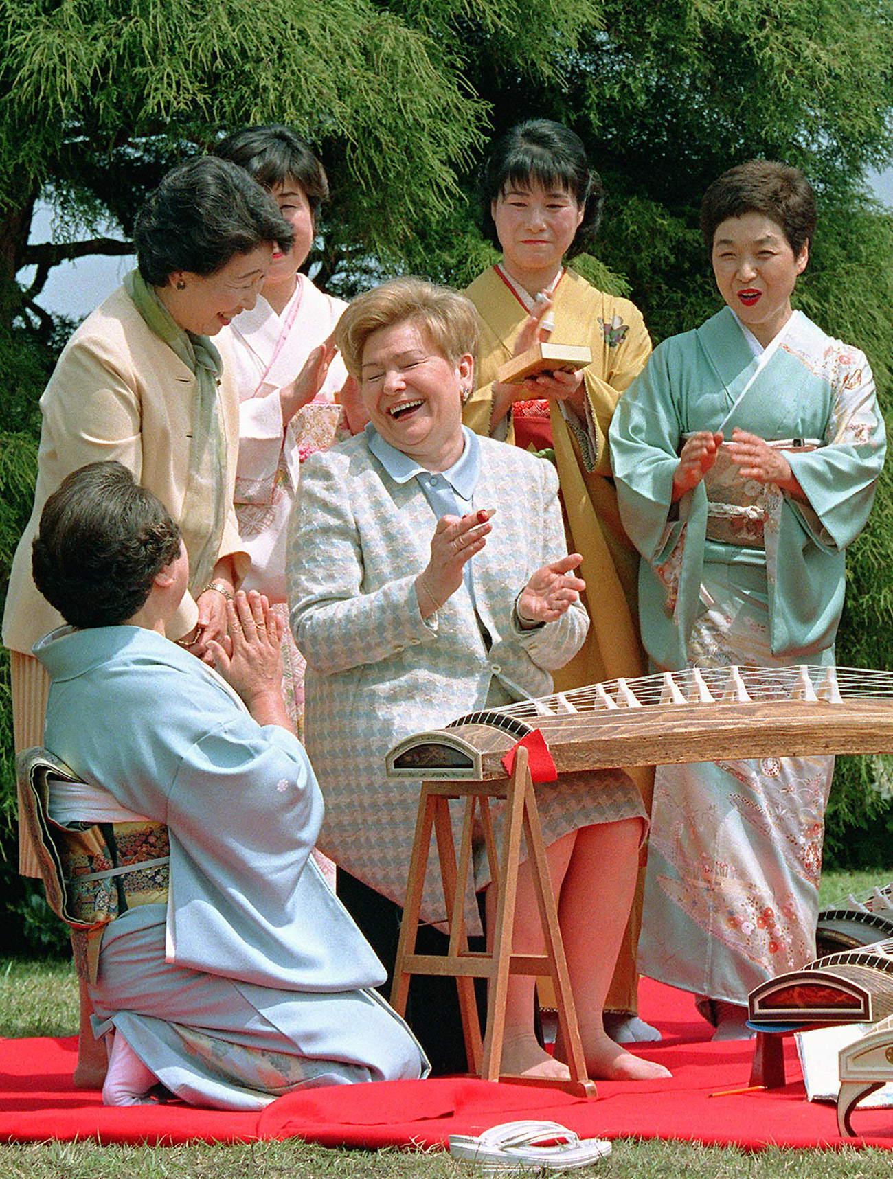 Naina Yeltsina (C), enjoys an outdoor tea ceremony with Japanese Prime Minister Ryutaro Hashimoto's wife Kumiko (L) in 1998. Source: Reuters