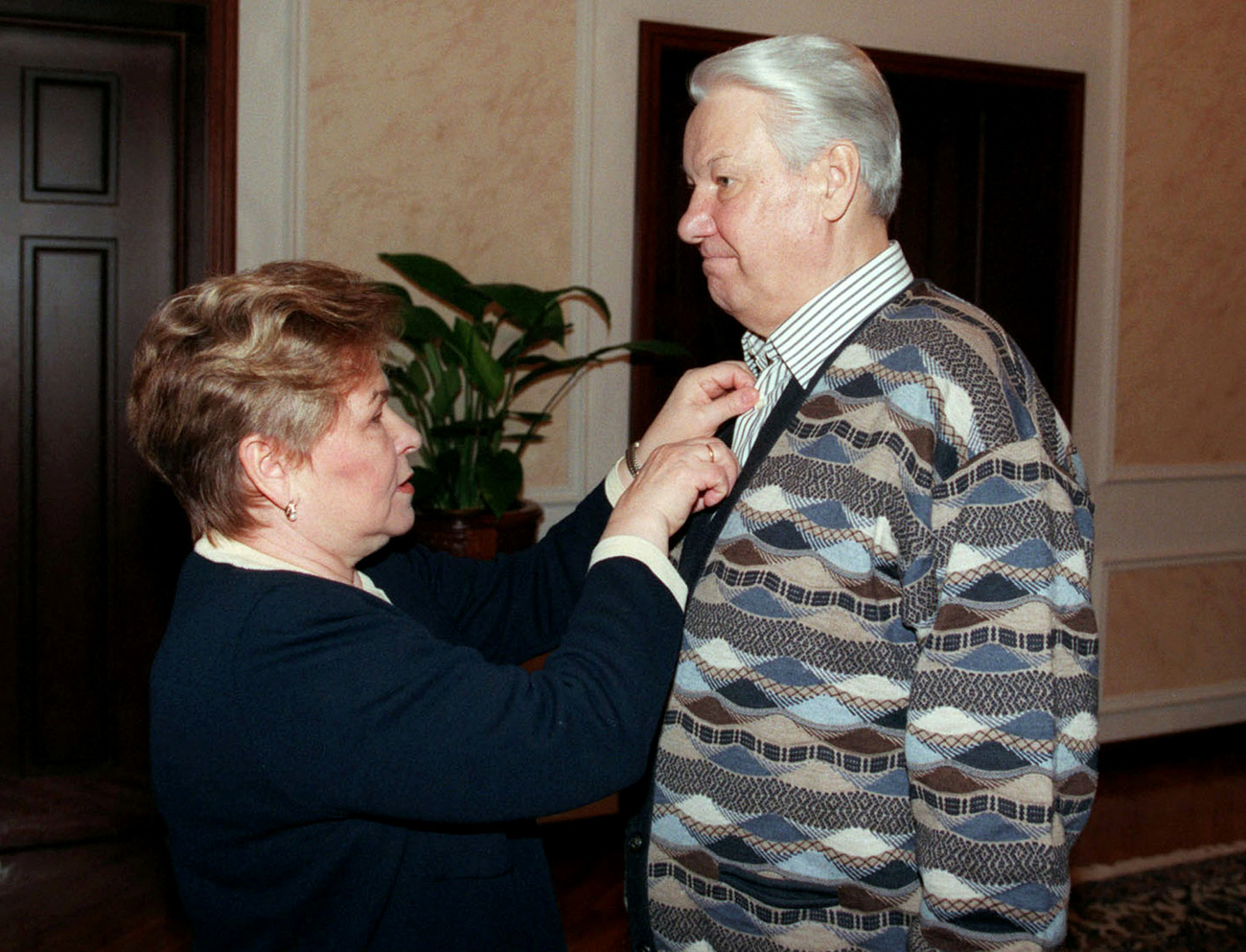 Naina Yeltsina adjusts a shirt of her husband (1998). Source: Reuters