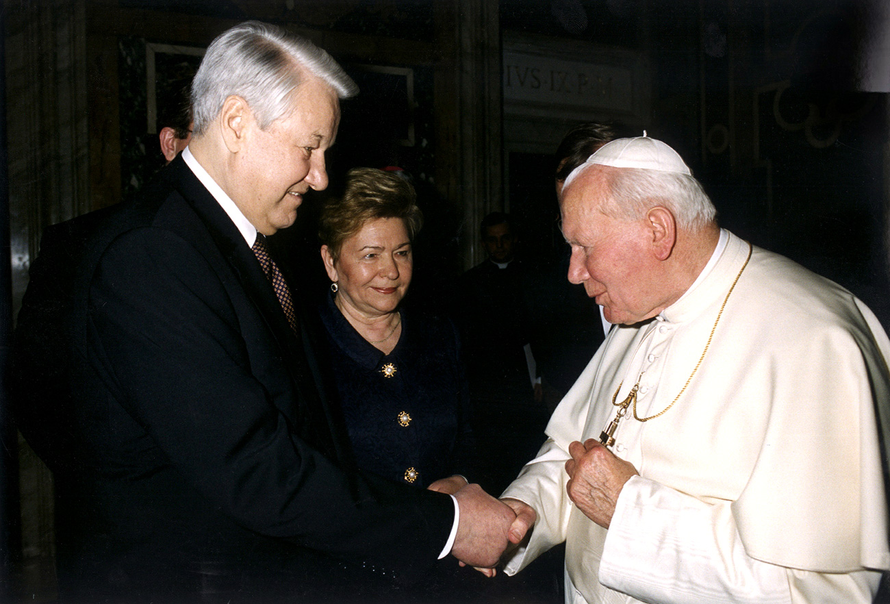 Pope John Paul II meets with Boris and Naina Yeltsin at the Vatican. Source: Reuters