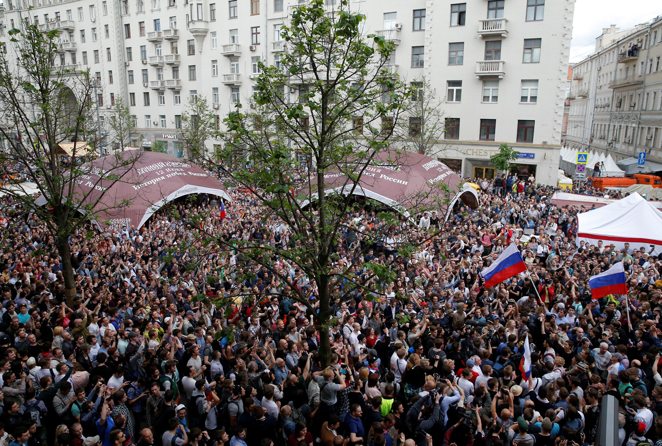 Demonstranti na protestu proti korupciji pod organizacijo voditelja opozicije Alekseja Navalnega, Tverska ulica, Moskva, 12. junij 2017. Vir: Reuters