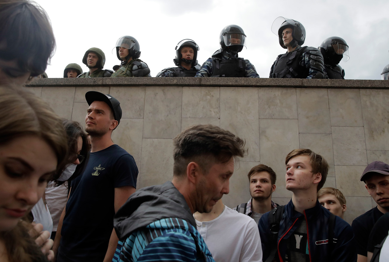 Policija opazuje protestnike v centru Moskve, 12. junij 2017. Vir: AP