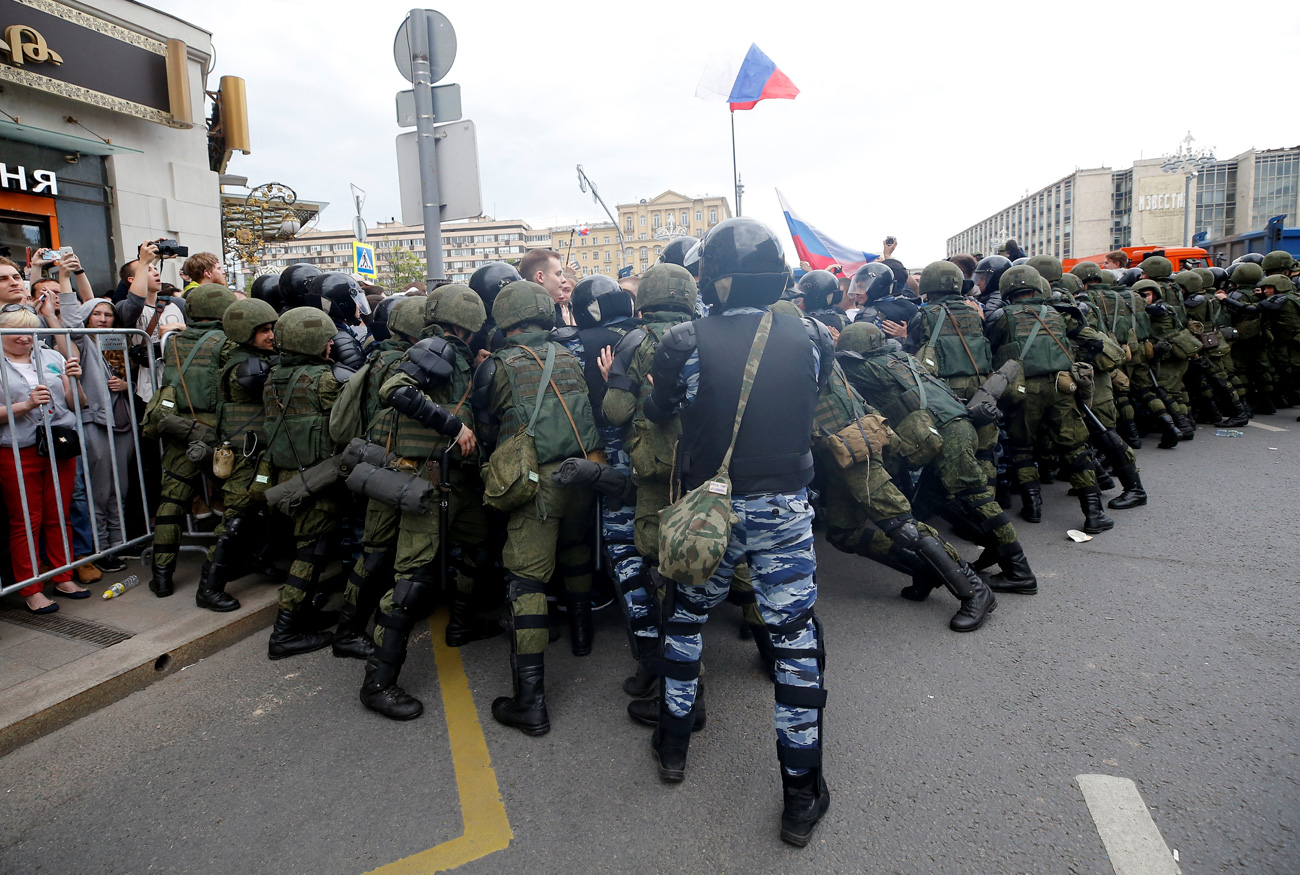 Des membres de la Garde nationale repoussent les manifestants. Crédit : Reuters