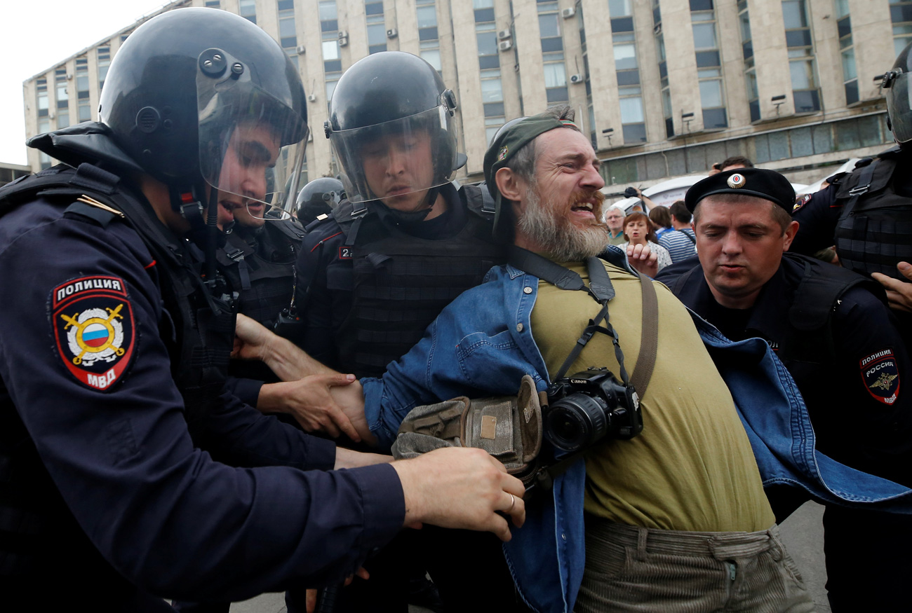 Specialci pridržali moškega med včerajšnjim protestom na Tverski ulici, 12. junij 2017. Vir: Reuters