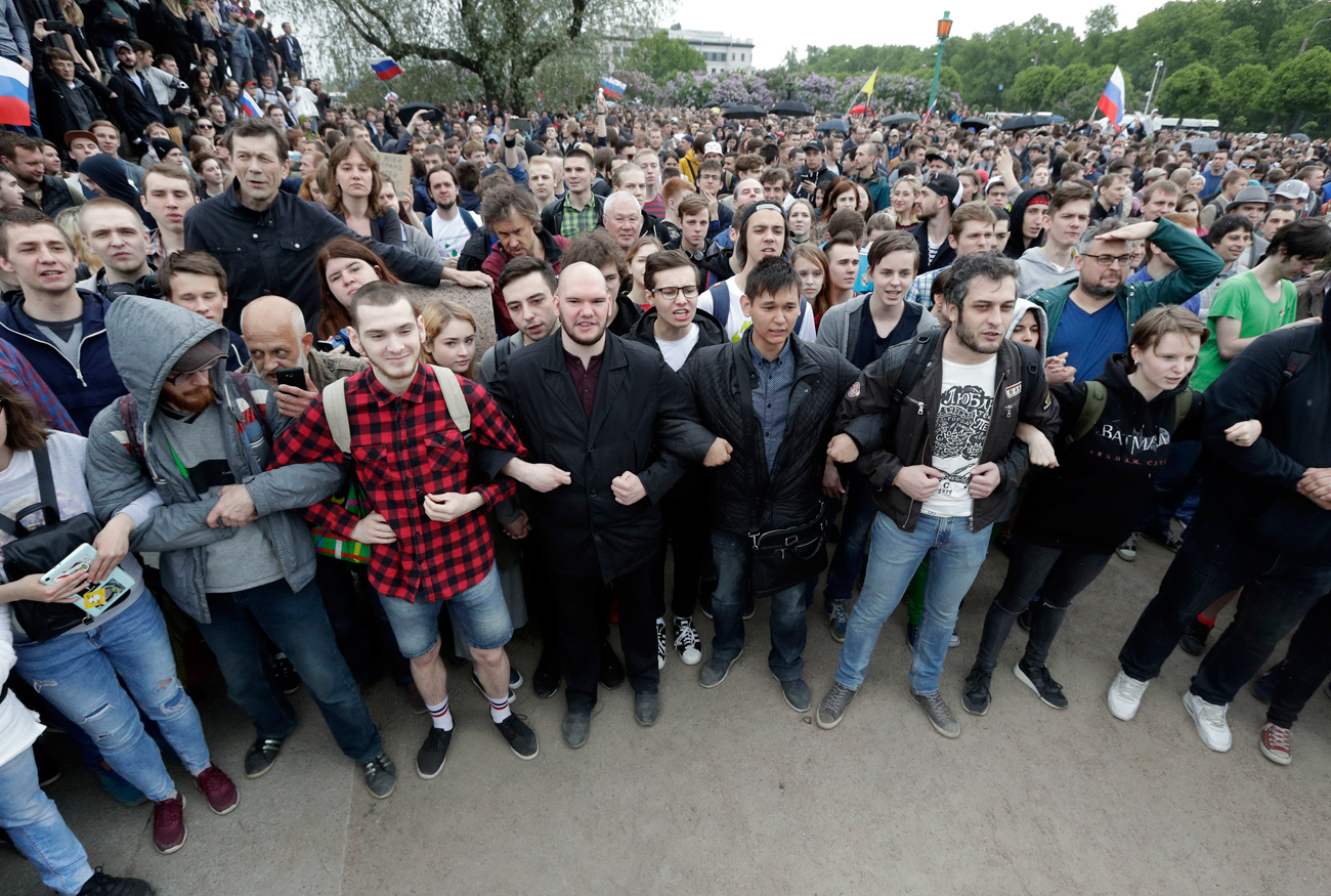 Des manifestants forment une chaîne humaine à Saint-Pétersbourg. Crédit : AP