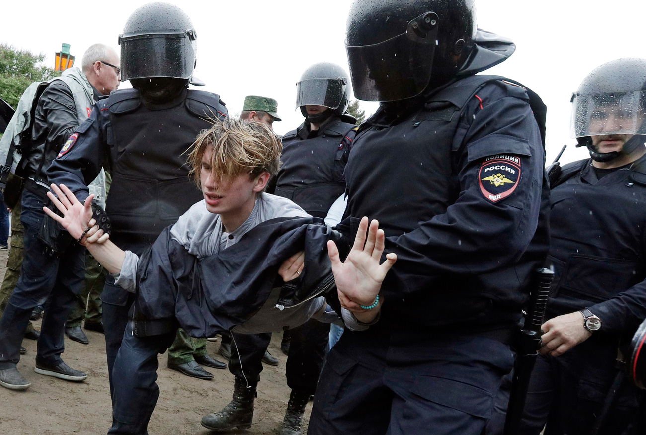 Pridržanje demonstranta med shodom v Sankt Peterburgu, 12. junij 2017. Vir: AP