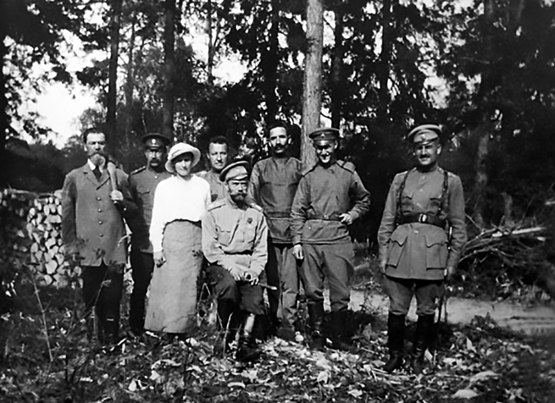 Nikolai II. mit seiner Tochter Anastassia und deren Dienern im Park des Alexanderpalasts in Zarskoe Selo / Archive Photo