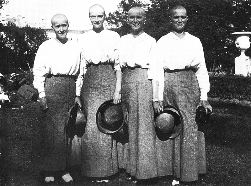 Die Zarentöchter Anastassia, Tatjana, Olga und Maria rasierten ihre Köpfe, weil ihre Haare nach einer Masererkrankung zu wild wuchsen. / Archive Photo