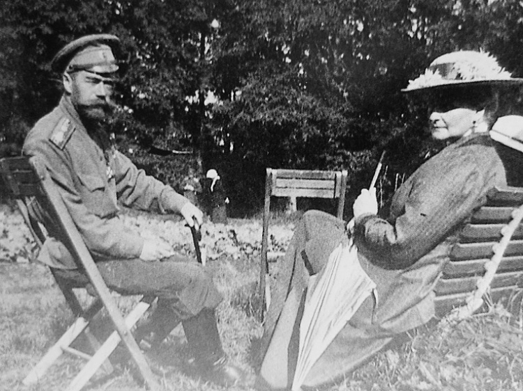 Der Zar mit seiner Frau im Garten / Archive Photo