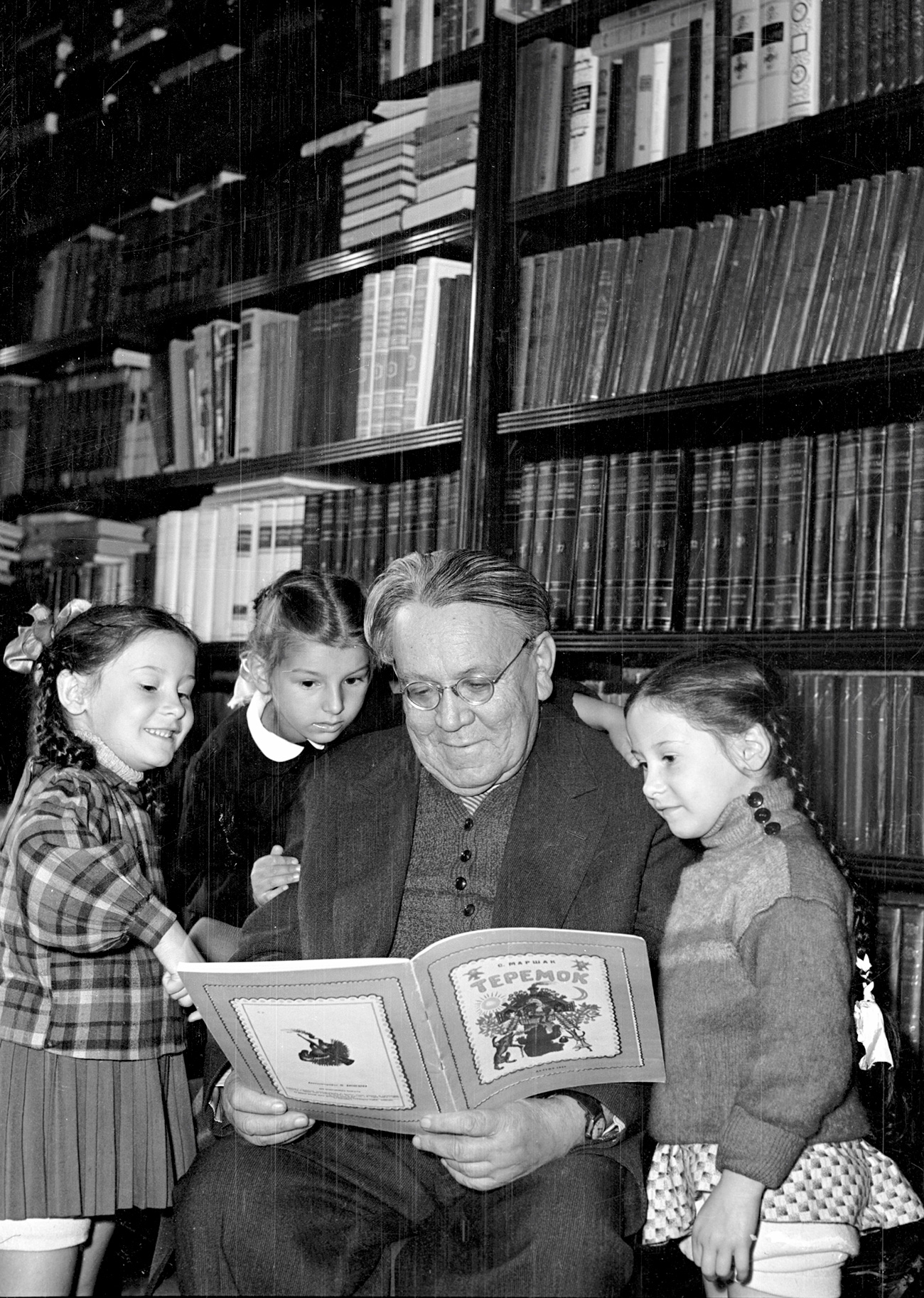 Writer Samuil Marshak reading out his 'Teremok' to children. Source: Michael Trahman/RIA Novosti