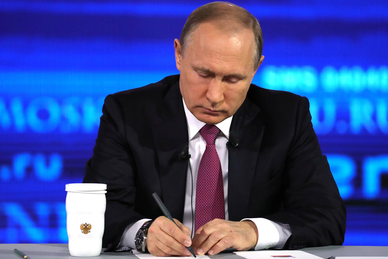 Russian President Vladimir Putin at the Gostiny Dvor studio. / Global Look Press