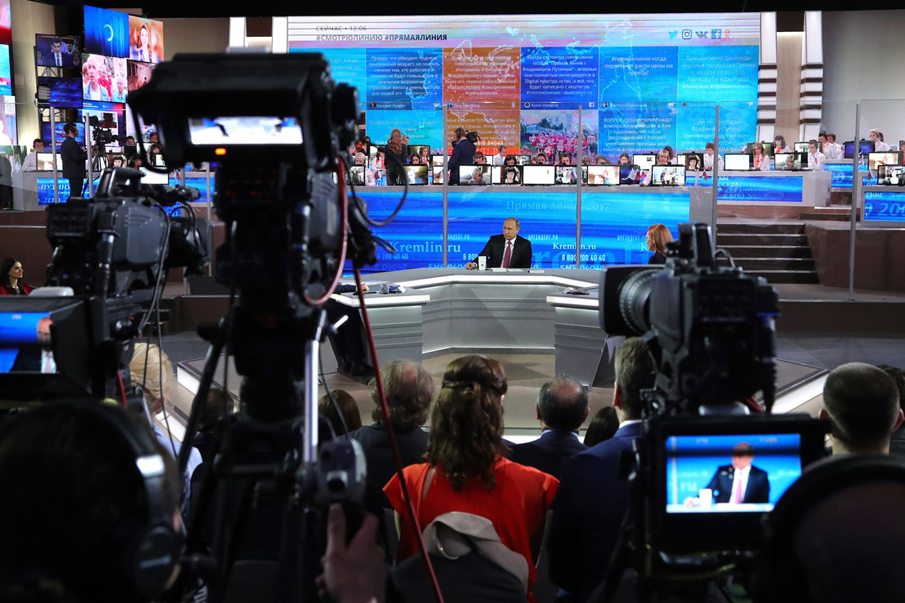 Russian President Vladimir Putin at the Gostiny Dvor studio during the annual Direct Line. / Global Look Press