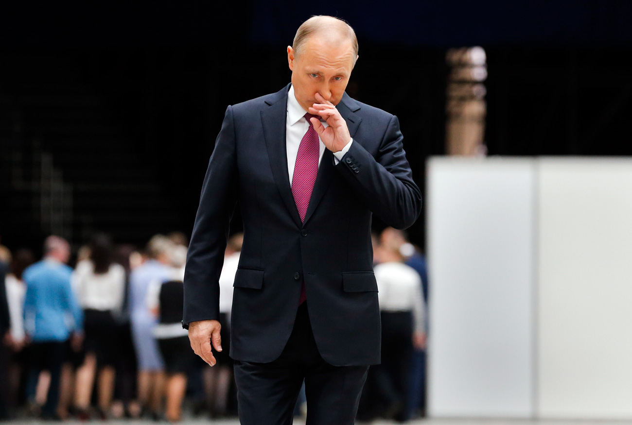 Претседателот на Русија Владимир Путин пристигнува за да се обрати на медиумите по неговата годишна „Директна линија“ во Москва, Русија. Извор: AP