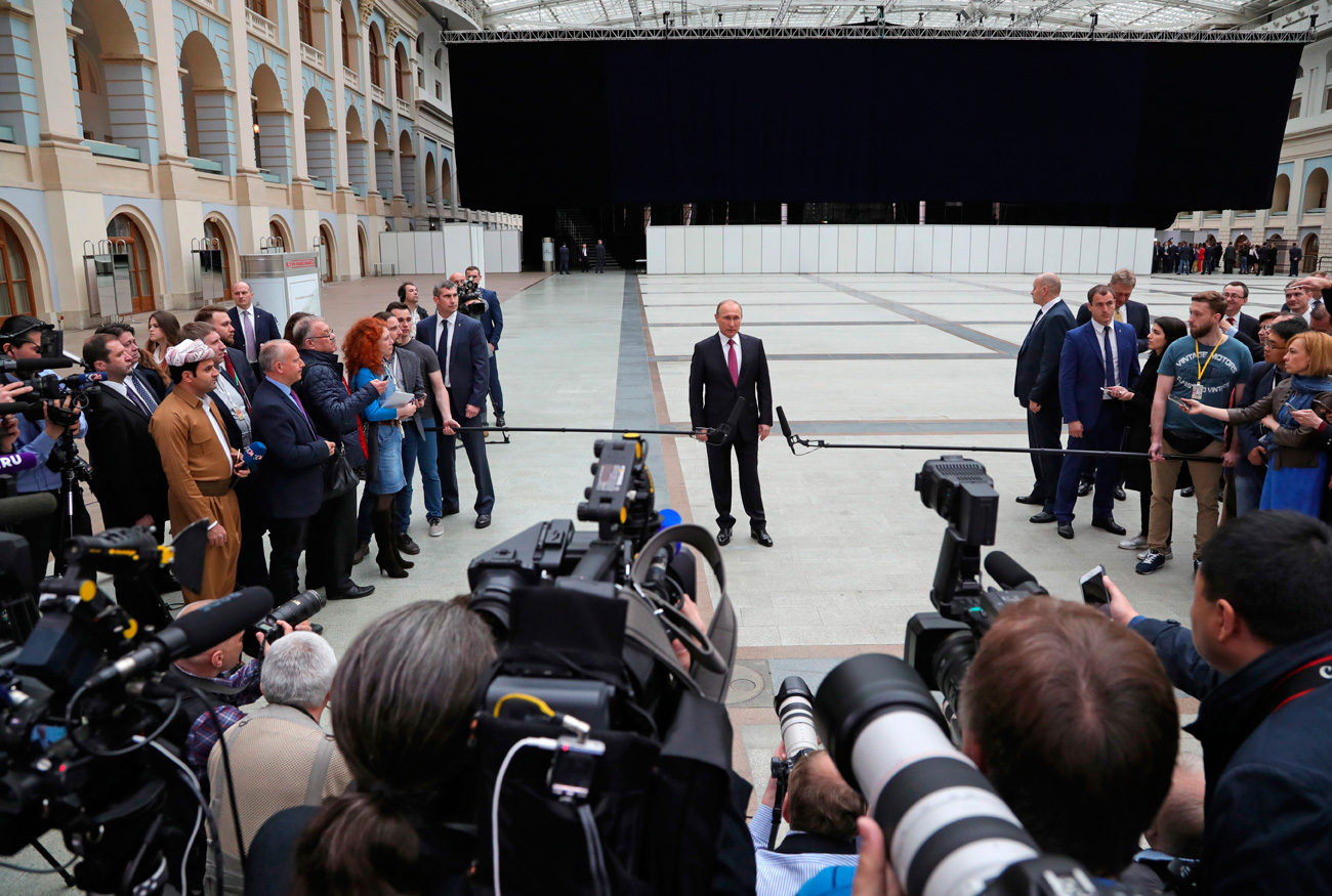 Претседателот на Русија Владимир Путин разговара со медиумите по неговата годишна „Директна линија“ во Москва, Русија. Извор: AP