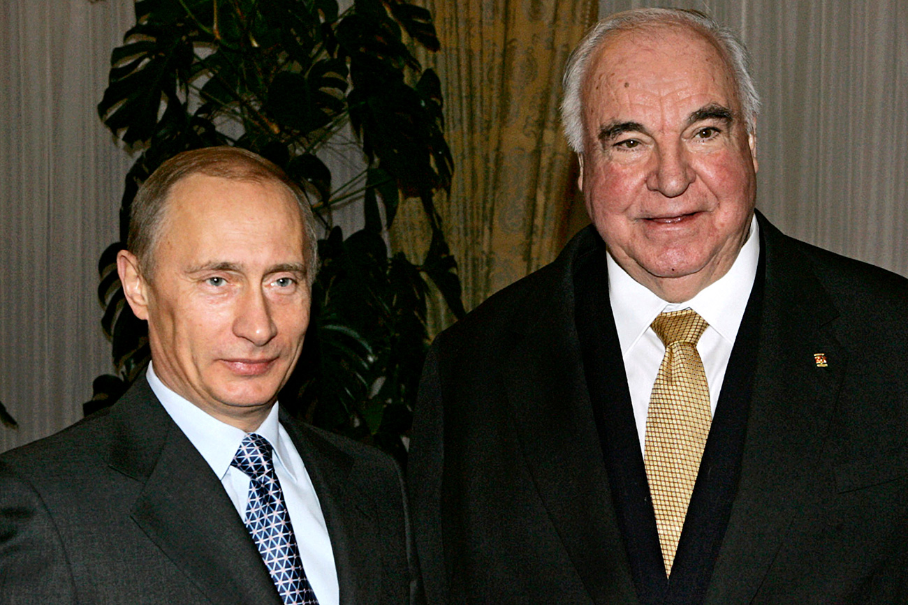 Russian President Vadimir Putin smiles as he meets with former German chancellor Helmut Kohl, right, in the residence of Novo-Ogaryovo, just outside Moscow, Thursday, Feb. 2, 2006. Kohl arrived in Russia to take part in first Russian President Boris Yeltsin's 75th birthday celebration, which took place in the Kremlin Wednesday. Source: AP