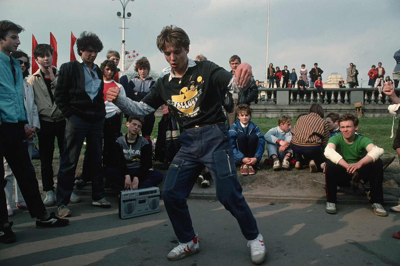 Dançarino de break no Parque Górki em janeiro de 1988./ Foto: Getty Images