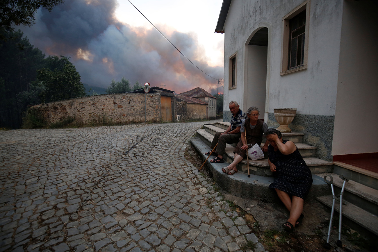 Incêndio em floresta nos arredores do vilarejo de Fato, no domingo (18)  (Foto: Reuters)