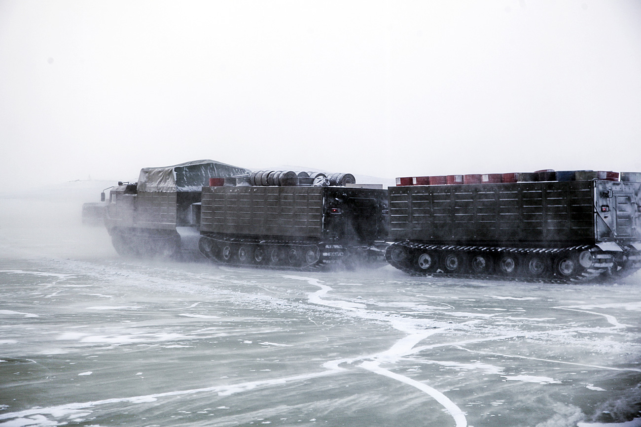 新兵器と軍事特別機器の北極での試験の際に、2ユニット無限軌道輸送車が見える＝ロシア通信