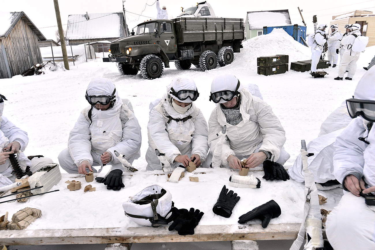 Арктическата механизираната пехотна бригада на Руския далекоизточен флот се учи как да управлява еленски и кучешки впрягове във ферма за елени близо до с. Ловозеро. Снимка: Лев Федосеев / ТАСС