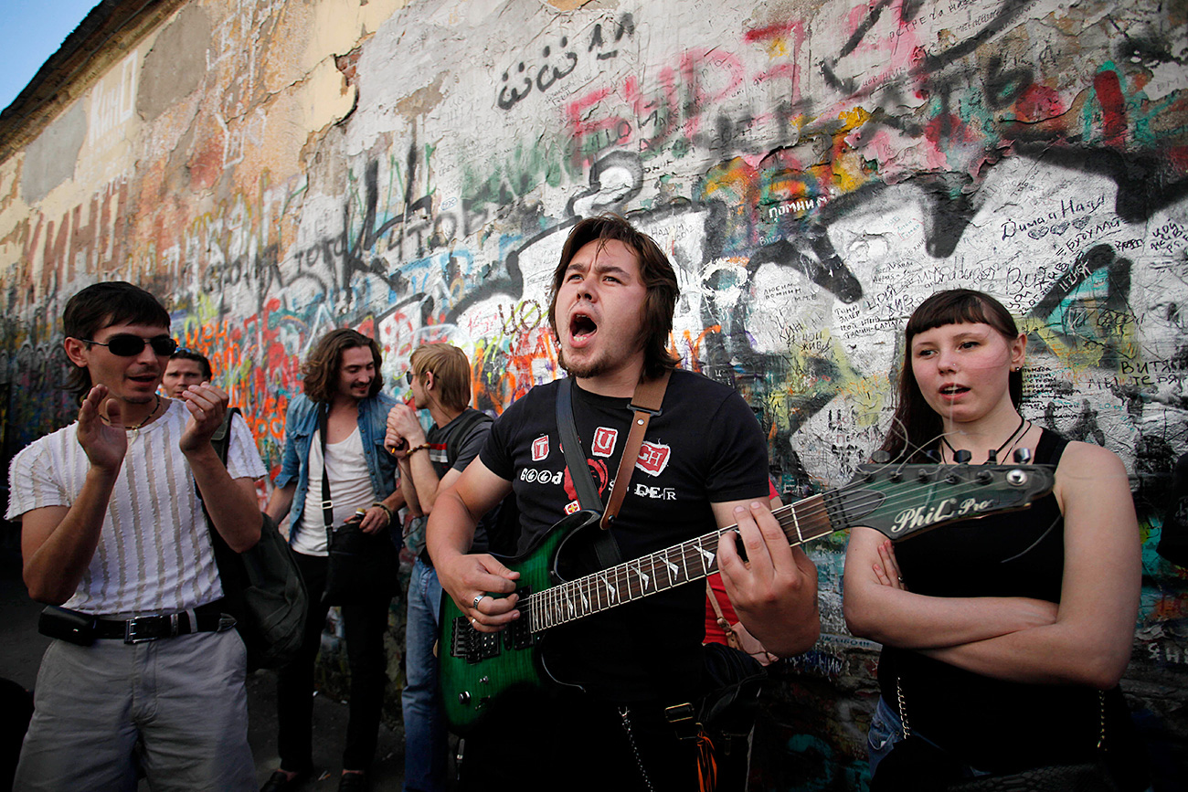 Fans of Tsoi, sing one of his songs in front of the so-called Tsoi wall at Arbat street / AP