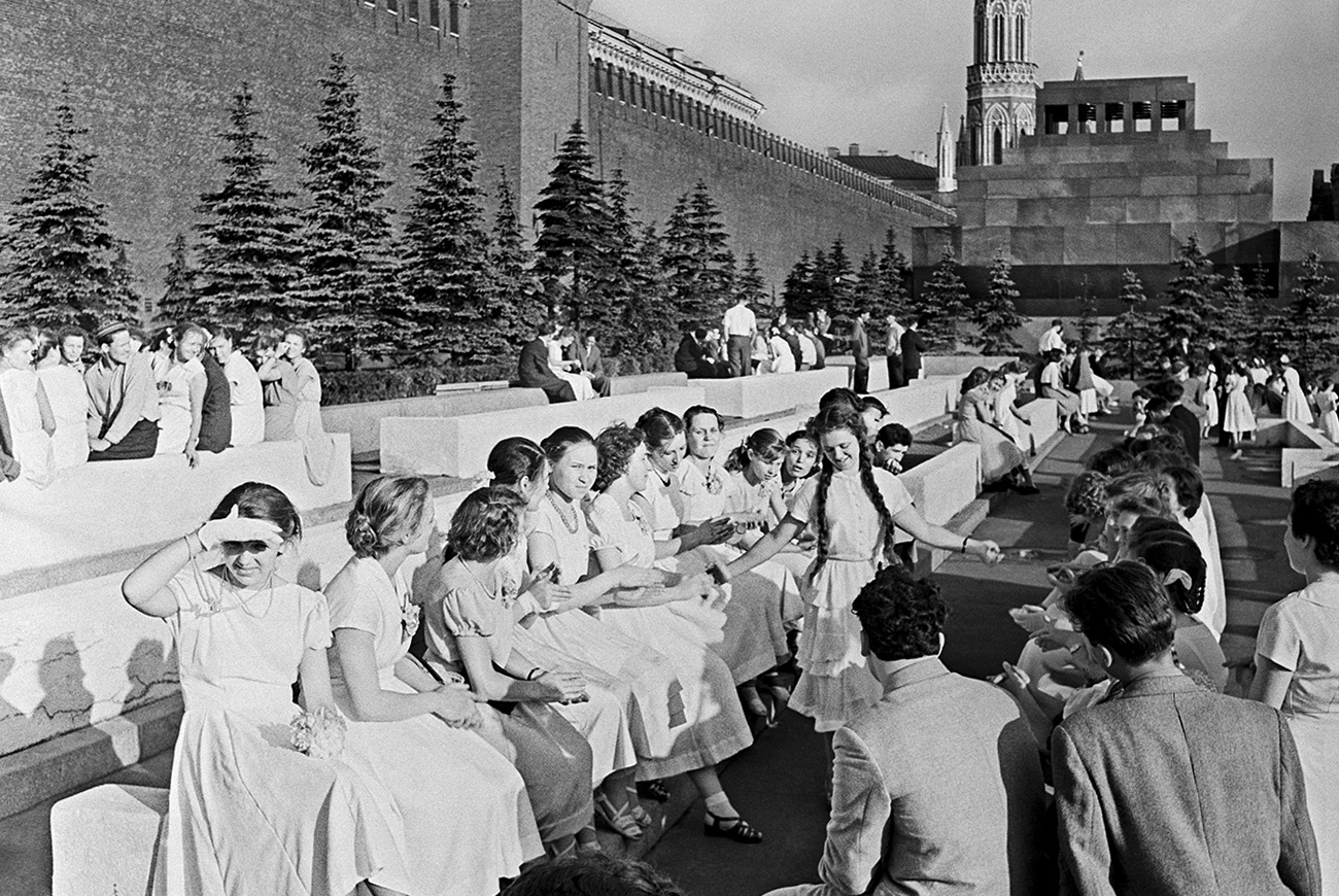 In the beginning of the 1950s the graduation was still called a “graduation ball,” but later on the Soviet authorities decided to get away from these remnants of the past and rename it to a “graduation evening.” At that time the celebrations were already not reminiscent of a prom, but instead included a mix of dancing, performances, and a banquet. The outfits for the graduation were very modest and girls were not allowed to wear any makeup or get a manicure.