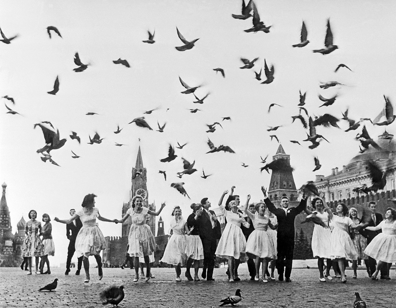 Celebrations were held within a school. The formal awarding of the certificates was usually followed by a concert and then a banquet. The consumption of alcohol (some champagne and wine) was officially permitted. The graduates were not allowed to leave the school premises until the morning, so they spent all night dancing.