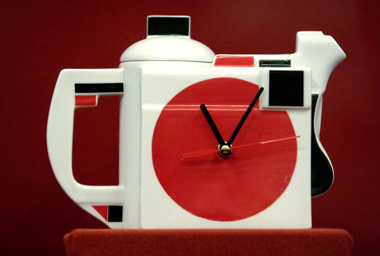 Teapot by Kazimir Malevich is on display at the avant-garde porcelain exhibition їAround the Squareо at the State Hermitage Museum. / Yuri Belinsky/TASS