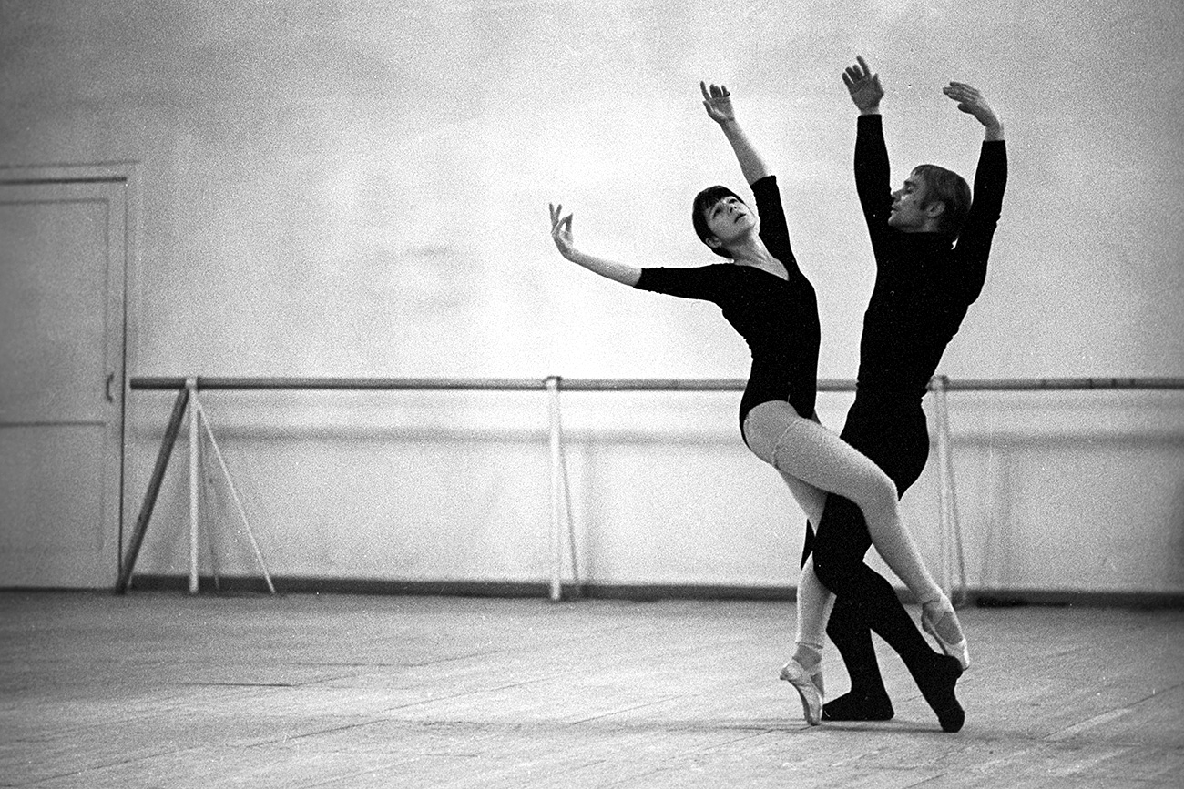 Bolshoi Ballet dancers Yekaterina Maximova and Vladimir Vasilyev rehearsing "Icarus", 1971. / Alexander Makarov/RIA Novosti