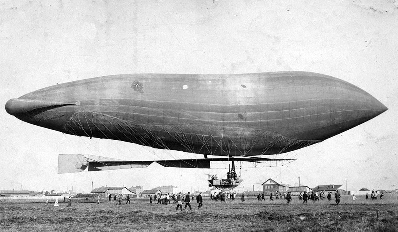 Zračno ladjo Krečet so v Rusiji sestavili leta 1910. Balon ima kapaciteto 6.900 m3, ladja je dolga 70 m in široka 11 m, največja hitrost je 43 km/h. Vir: Arhivska fotografija