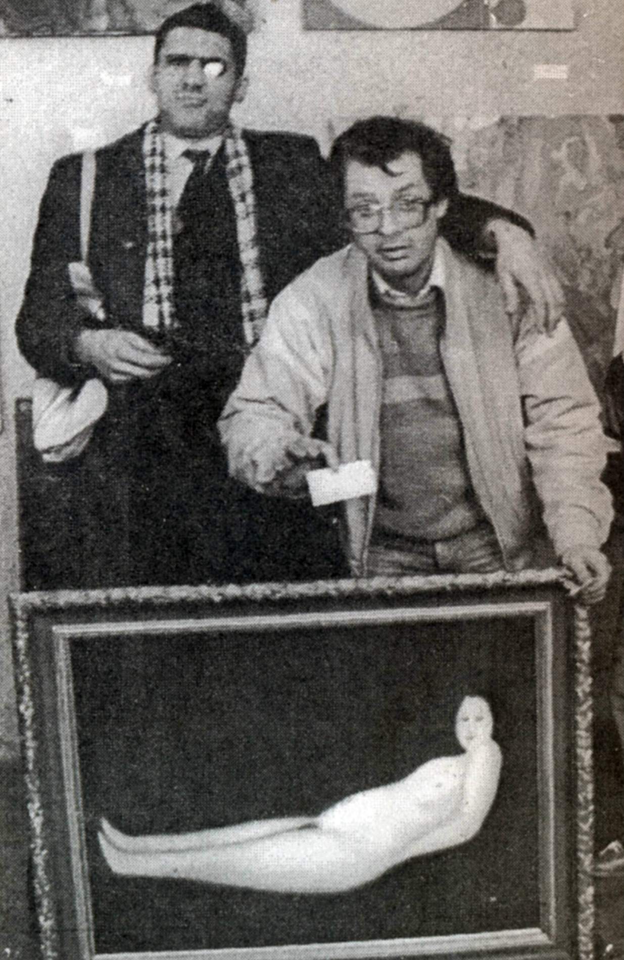 Les artistes Avdey Ter-Oganyan et Iouri Pala&iuml;tchev devant le tableau de ce dernier intitul&eacute; Nouvelle d&eacute;nud&eacute;e, ville de Taganrog, 1988, Exposition &eacute;ph&eacute;m&egrave;re.n