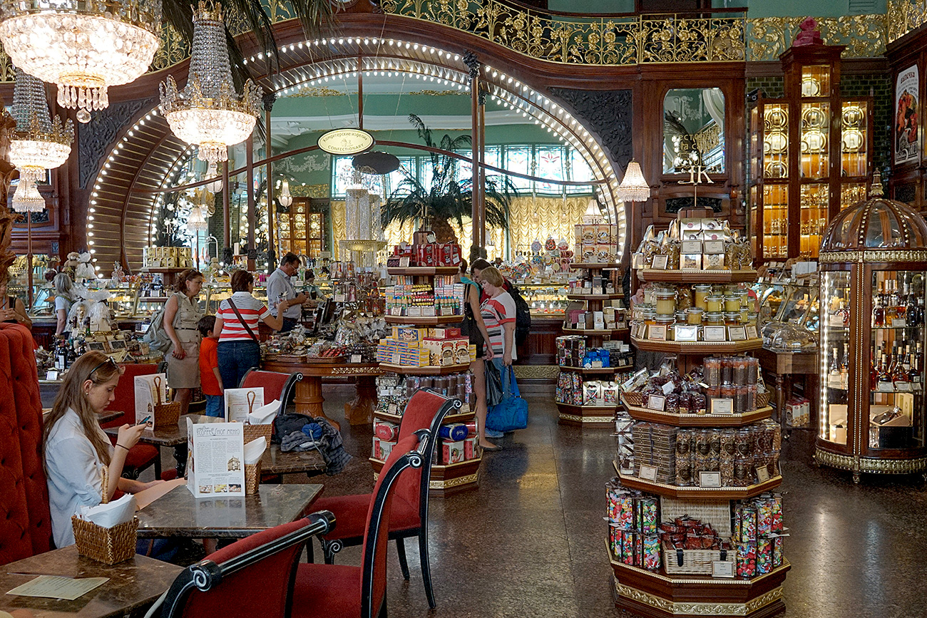 Customers at Eliseyevsky food store. Source: Alexei Danichev/RIA Novosti