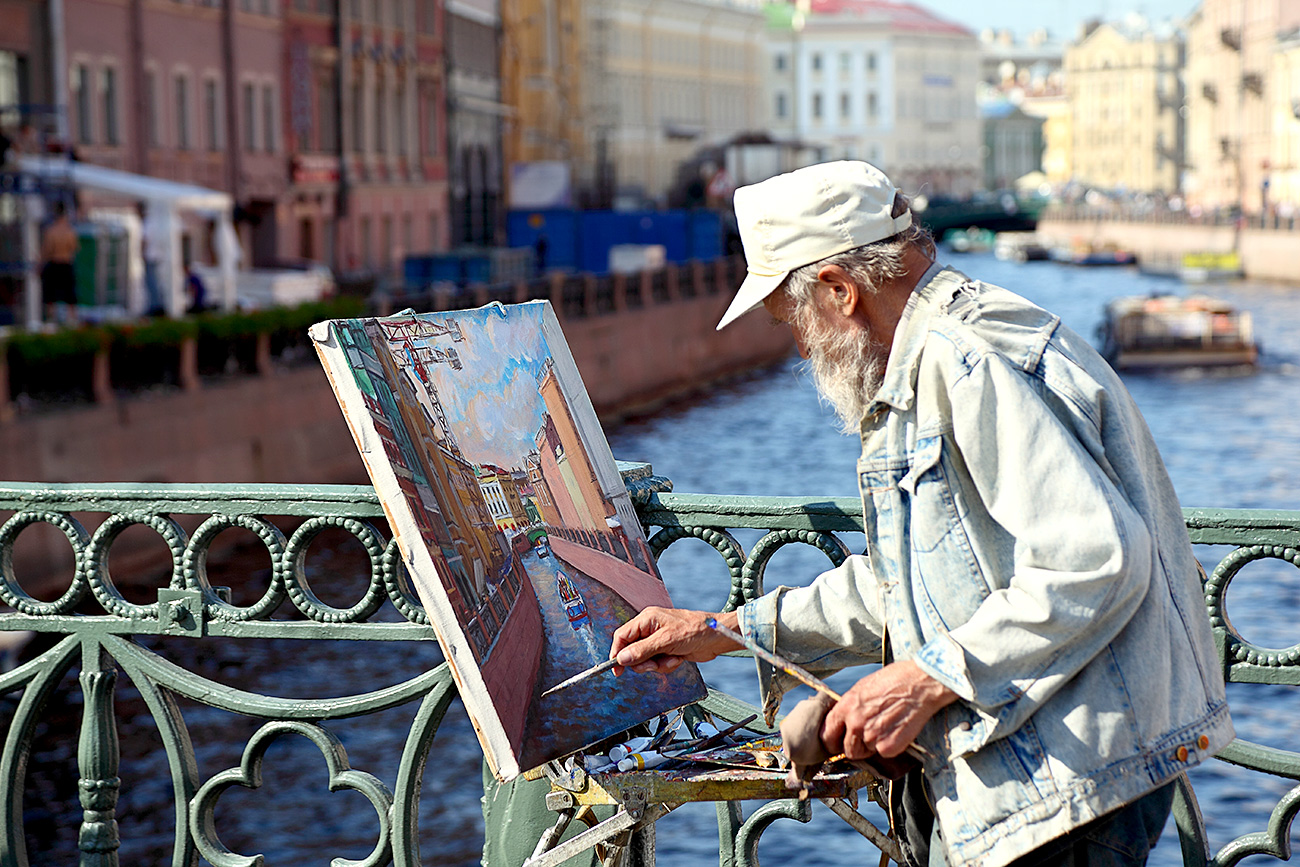 An artist paints on Nevsky Prospect. Source: Legion Media