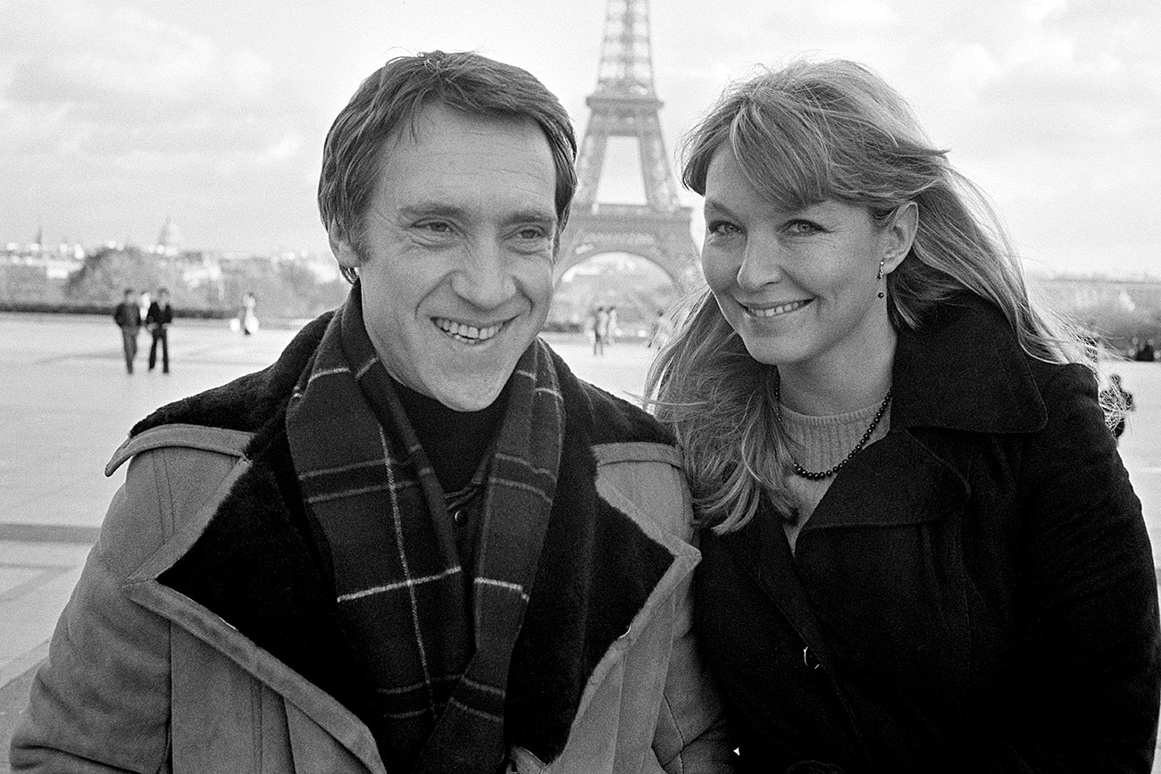 Marina Vlady in Paris at the Trocadero with her husband Vladimir Vysotsky. / Getty Images