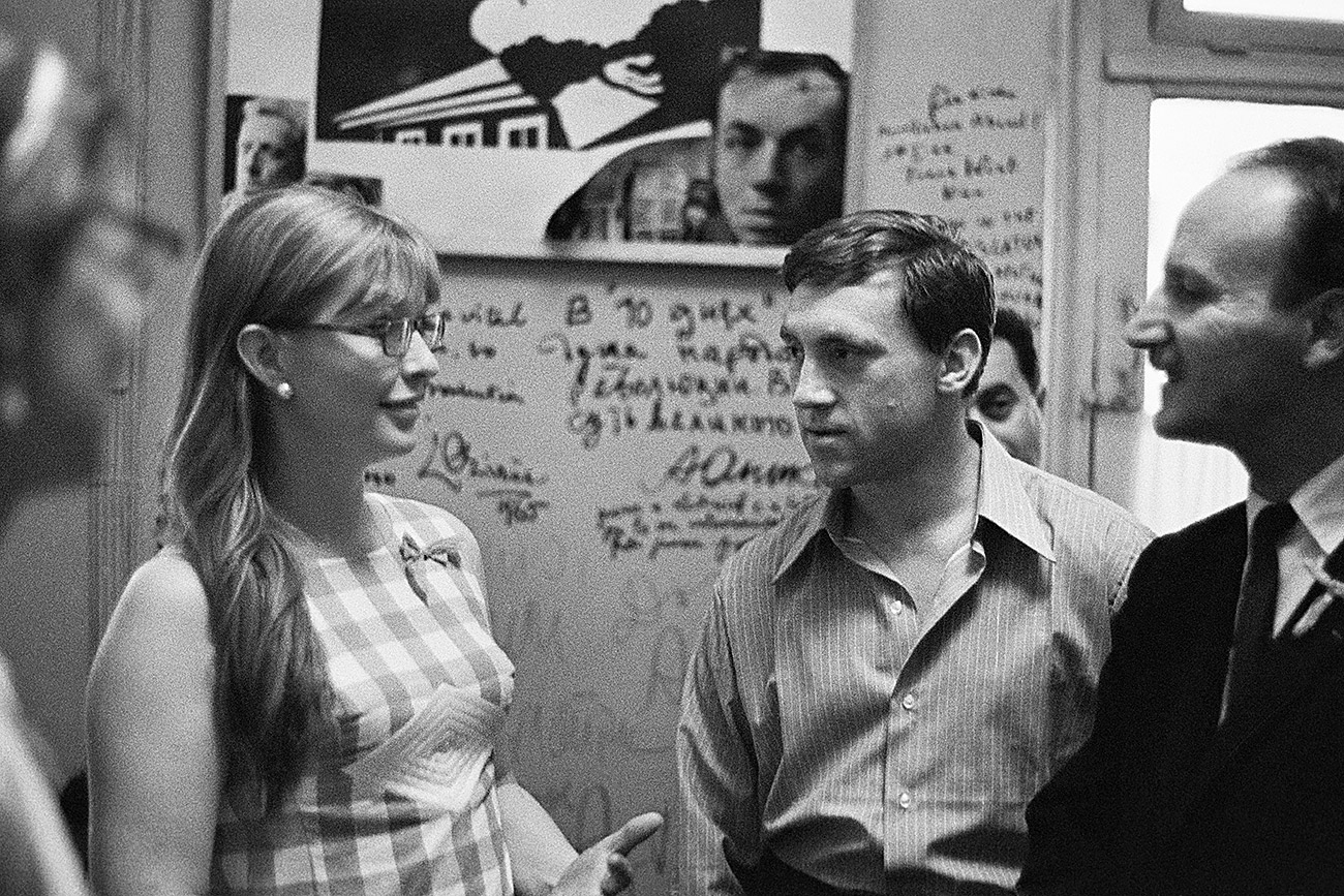 French theater-and-film actress Marina Vladi, the last wife of Vladimir Vysotsky, and Taganka Theater actor Vladimir Vysotsky, second right, celebrating tenth anniversary of the Moscow-based Taganka Drama and Comedy Theater. Source: Anatoliy Garanin/RIA Novosti