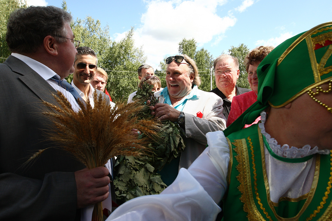 Head of Mordovia Vladimir Volkov (left) and actor Gerard Depardieu (center) during his tour of the republic, 2014. Source: Julia Chestnova/RIA Novosti