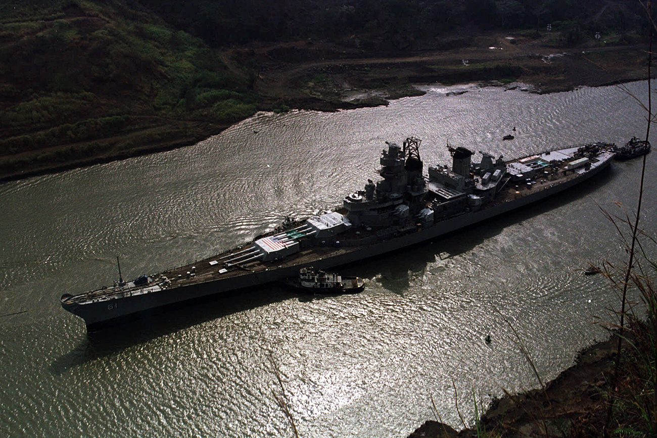 The USS Iowa crosses the Panama Canal at Gaillard Cut near Panama City, March 27, 2001. / AP