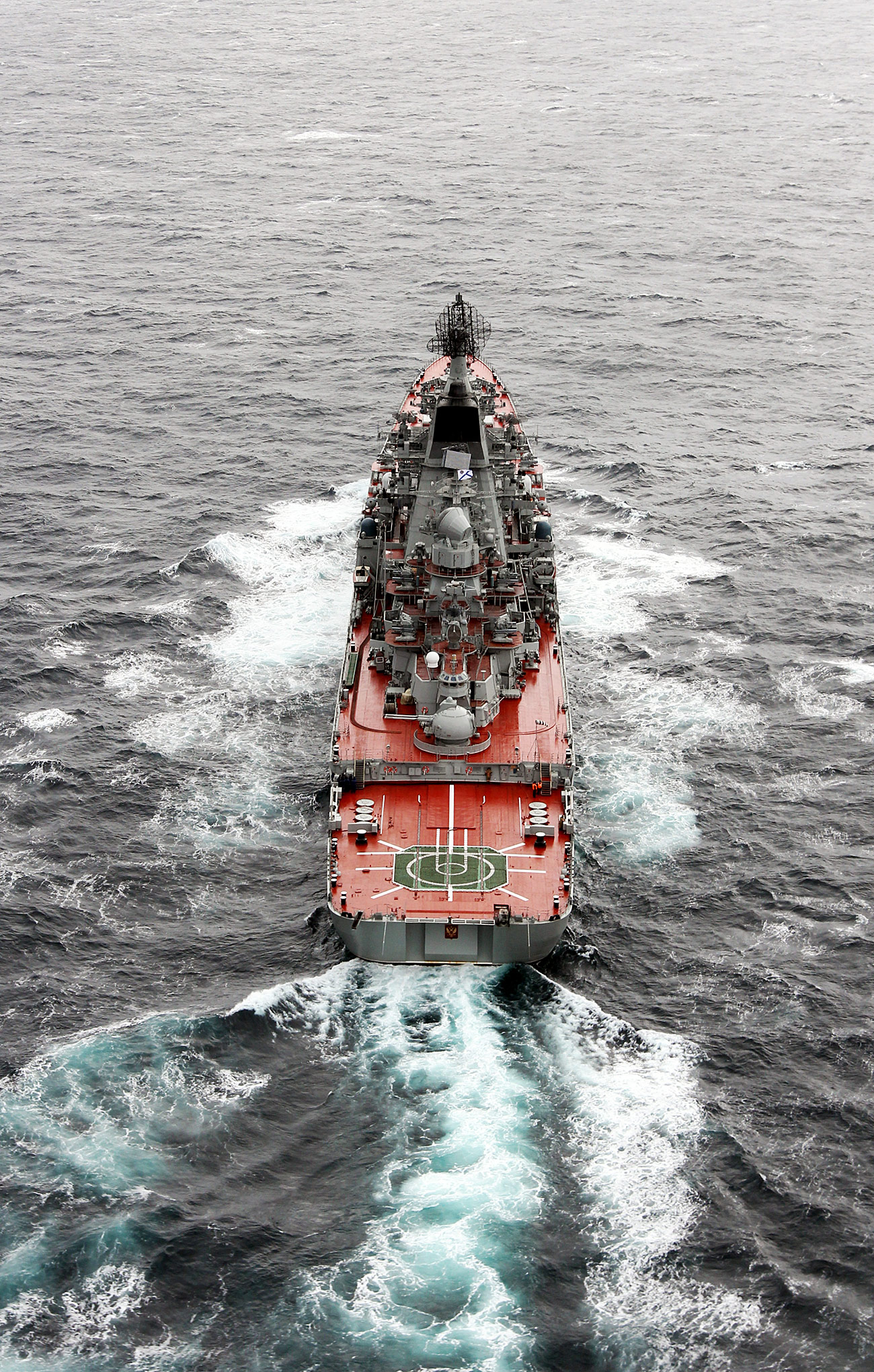 Ядреният крайцер "Петър Велики". Снимка: Андрей Лузик / РИА "Новости"