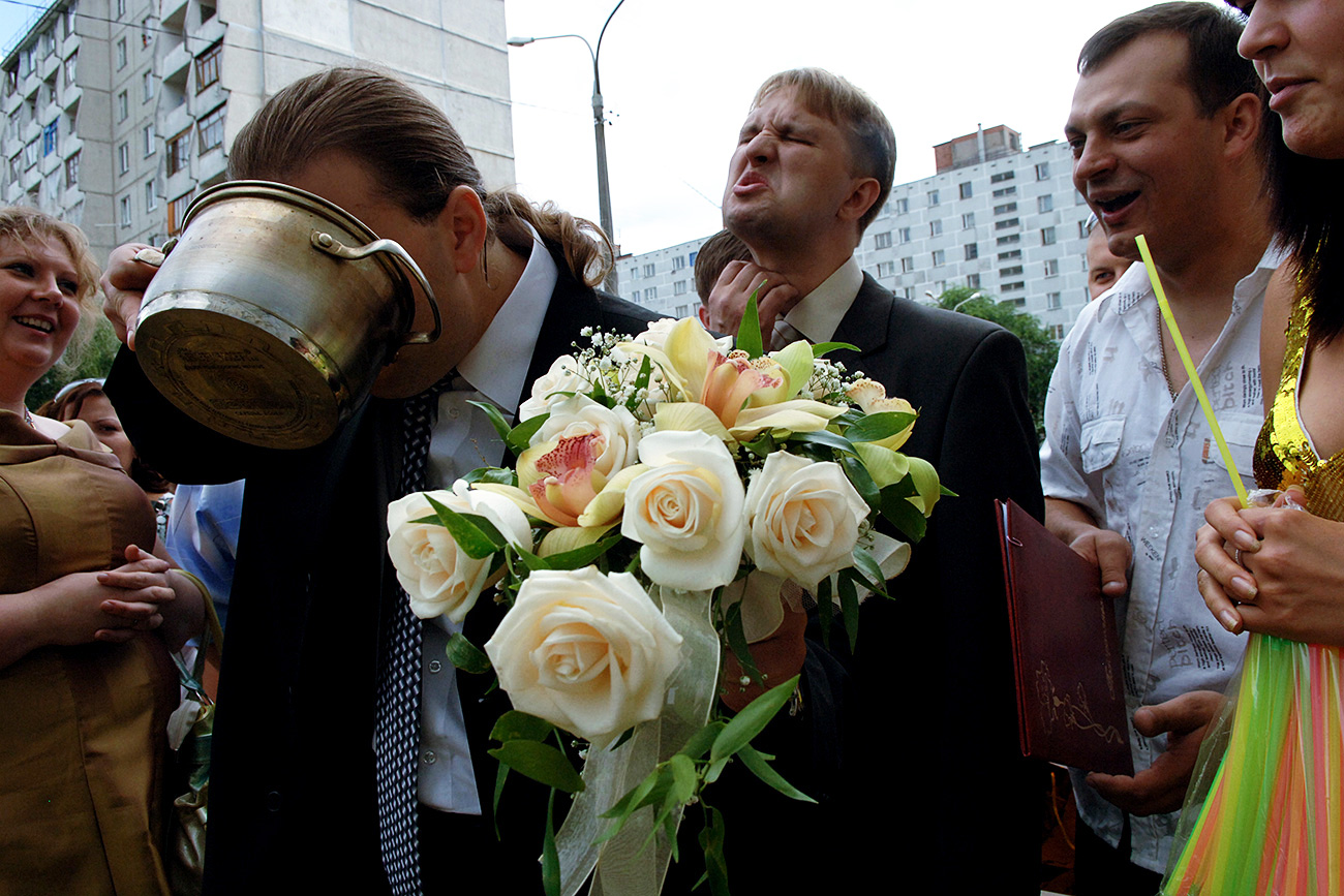 The bridegroom with friends is paying the bride price. / Vladimir Vyatkin/RIA Novosti