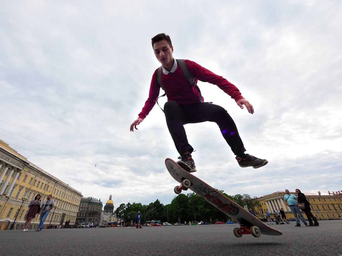 Andando de skate na Praça do Palácio, em São Petersburgo. Foto: Ruslan Shamukov