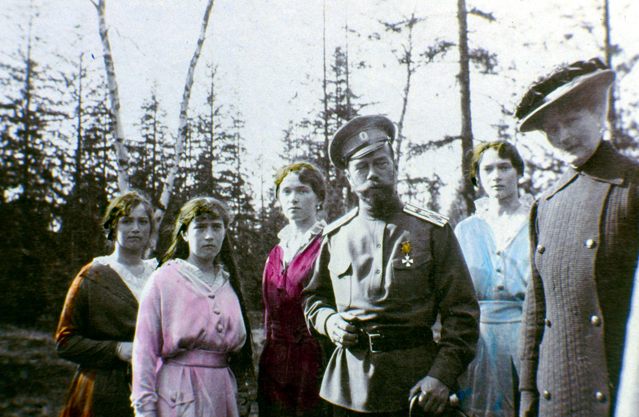 Zar Nikolaus II. mit seinen Töchtern Maria, Anastasia, Olga und Tatjana / Getty Images